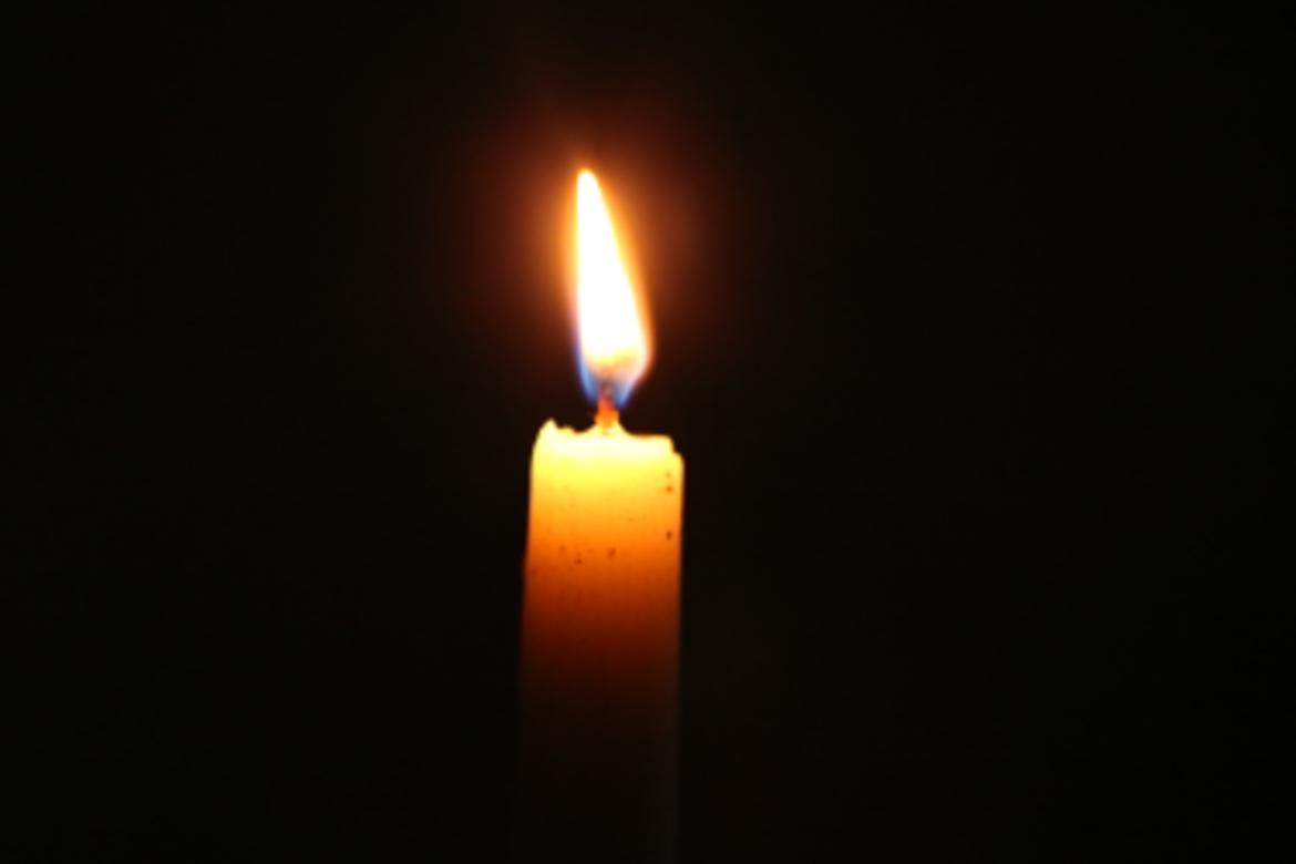 2400-x-1600-single-candle.png
